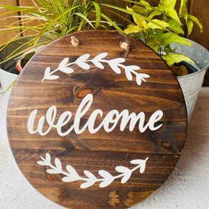 Round “Welcome” Sign
